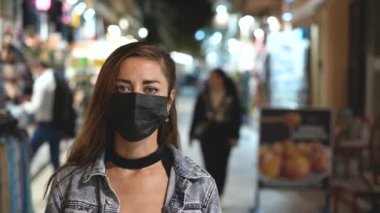 Maskeli kadının portre yüzü. Covid-19 'da kalabalık caddede yürüyorum..