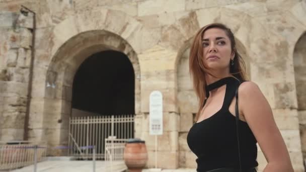 Barna nő turista séták között ókori görög romok Akropolisz Athénban. — Stock videók