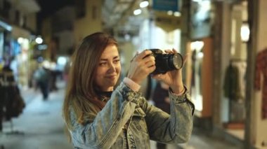 Gezgin bayan fotoğrafçı Atina sokaklarının alacakaranlık fotoğraflarını çekiyor. Fotoğraf turizmi