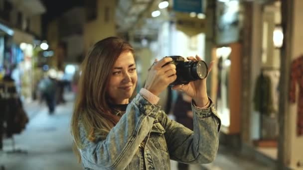 A fotógrafa viajante tira fotos das ruas do crepúsculo de Atenas. Turismo fotográfico — Vídeo de Stock