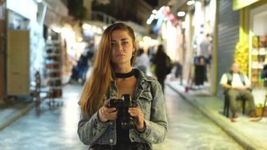 Kameralı gezgin fotoğrafçı kadının portre yüzü. Gündelik akşam bakışı..