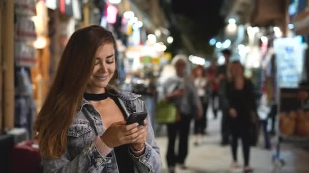 Bedårande kvinnor person promenader på gatorna i Aten stad medan chatta på telefon. — Stockvideo