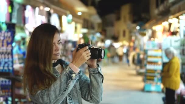 女性観光客の写真家女性はカメラでアテネの通りの写真を撮る. — ストック動画
