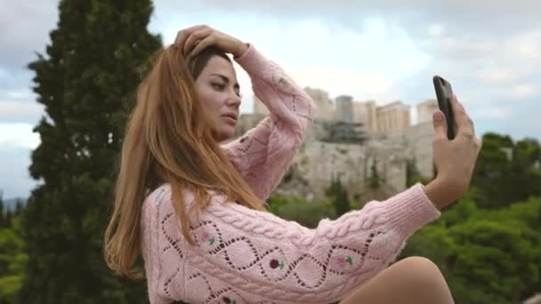 Tourist woman takes phone selfie on ancient Greek Acropolis hill background. — Stock Video