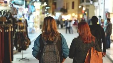 Atina sokaklarında gece geç saatlerde birlikte yürüyen bayan turist arkadaşları.