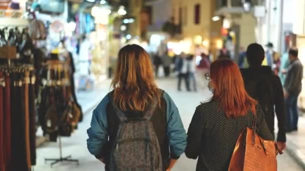Kvinnliga turist vänner promenader tillsammans under sena timmar på gatorna i Aten. — Stockvideo
