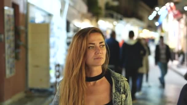 Femme se promène dans les rues de la ville d'Athènes, fasciné par les vitrines étonnantes magasin. — Video