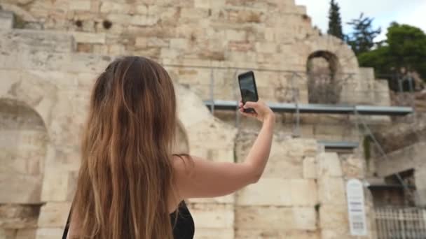 Kobieta rekordy turystyczne wideo starożytnych ruin Akropolu w Atenach z telefonu. — Wideo stockowe