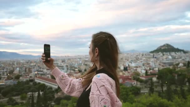 Kobieta rekordy turystyczne wideo starożytnych ruin Akropolu w Atenach z telefonu. — Wideo stockowe