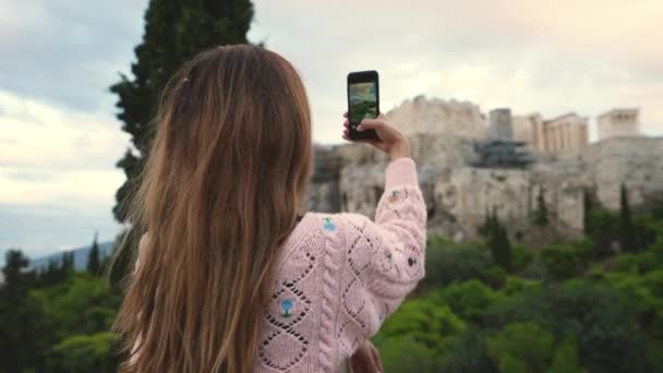 Traveler woman phone shots, κινηματογραφικά αξιοθέατα του ιστορικού μνημείου της Ακρόπολης. — Αρχείο Βίντεο