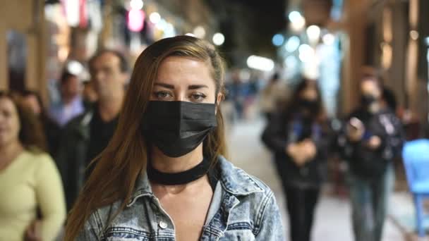 바이러스가 유행하는 동안 사람들이 붐비는 거리에서 찍은 유럽 여성의 얼굴. — 비디오
