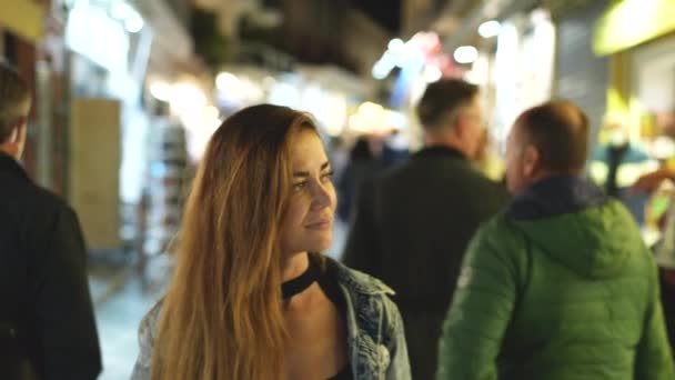 Viajero femenino en la calle abarrotada de Atenas griega mirando las cajas de cristal de las tiendas. — Vídeo de stock