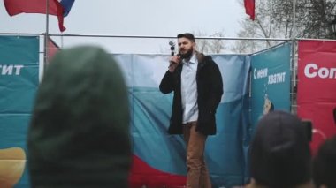 Mikrofonlu protestocu Rus bayraklı kalabalığa konuşma yaptı