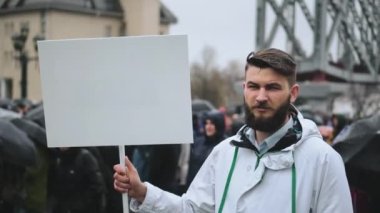 Cenazedeki üzgün adam boş duruyor. Metin için kopyacı kartı panosu ilanı..