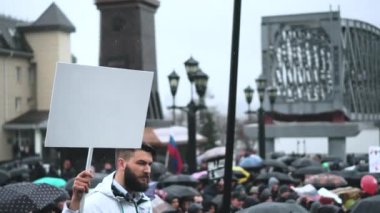 Boş kart panosunun reklam panosuyla protestocu erkek.
