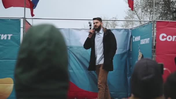 Tiltakozó hangszóró mikrofonnal beszédet mond, hogy rally tömeg orosz zászlók — Stock videók