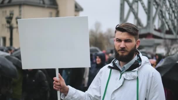 Triste homme sur les funérailles détient la bannière vierge de carte de copyspace publicitaire pour le texte. — Video