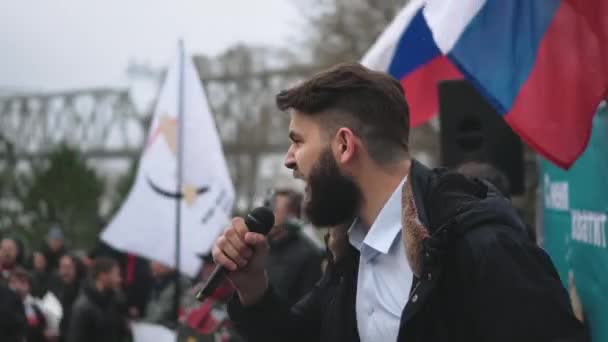 Altavoz manifestante con micrófono da discurso a multitud de manifestantes con banderas rusas — Vídeos de Stock