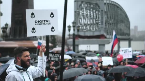 Fight for internet rally. Digital resistance revolt with bearded banner activist — Stock Video