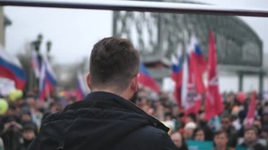 Rusya 'da protesto kalabalığı. Rus sancaklarıyla toplanın, mikrofonla sahneye çıkın..