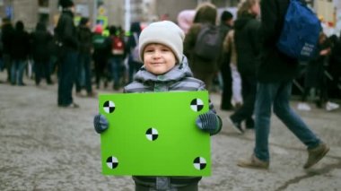 Kromakey levhalı çocuk portresi. Boş alan, metin reklamı için yer.