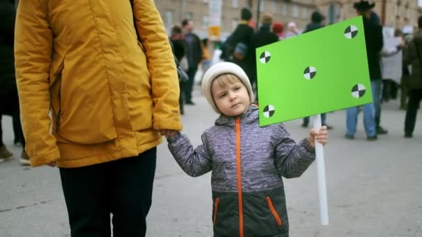 Madre con hijo en mitin político. Niño con simulacro de bandera de pantalla verde. — Vídeo de stock