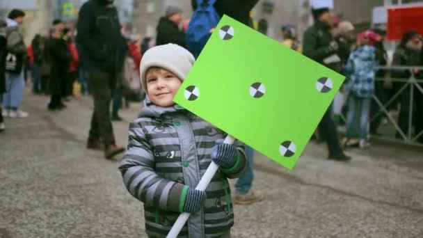 Um miúdo a protestar com um cartaz de maquilhagem. Crianças em manifestação de comício político. — Vídeo de Stock
