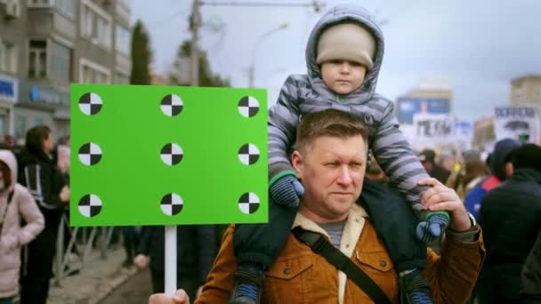 Sorgliga bittra känslor, ansiktsuttryck av pappa och son på rally med mockup banner — Stockvideo