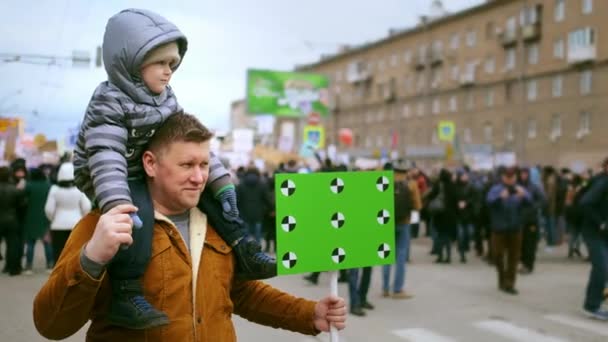 Protesterar klimataktivister familj. Far och son vid demonstrationen.. — Stockvideo