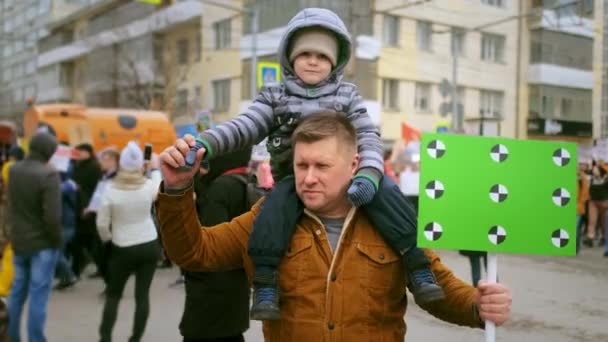 Politische Familie protestiert für Gleichberechtigung des Sozialstaates, Revolution der Lohngerechtigkeit. — Stockvideo