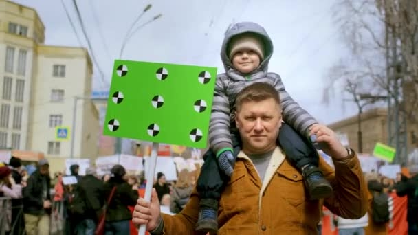 Demonstration av ensamstående far med greenscreen banner. Pappa och sonaktivister. — Stockvideo