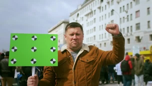 Lege groene scherm mockup banner met tracking points op politiek protest. — Stockvideo