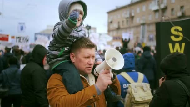 Papa, père célibataire, protestant au bullhorn. Garçon assis sur les épaules des pères. — Video