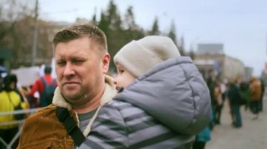 Protesto gösterisinde çocuklu bekar bir baba. Barışçıl destekçi