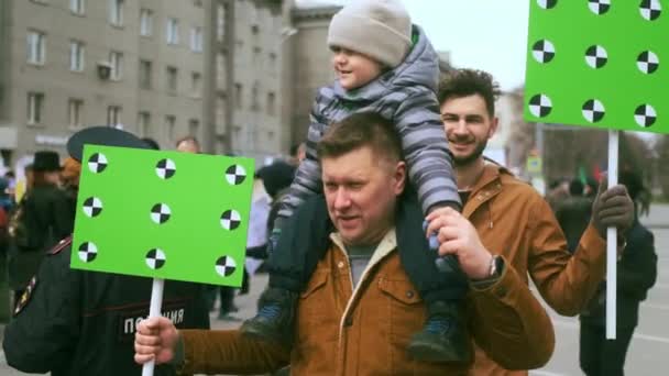 Zelený plakát chromakey, mokup plakát se sledovacími body na protestu. — Stock video