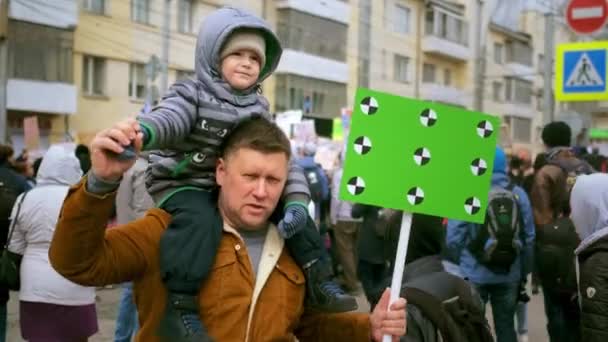 Politaktivistenfamilie mit alleinerziehendem Vater und Sohn. Papa mit Chromakey-Plakat. — Stockvideo
