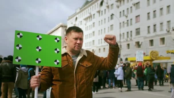 Aktivista vzpoury drží zelený znak s klíčem chroma. Prázdné, prázdné místo pro text, logo. — Stock video