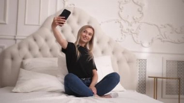 Oyuncu bayan kendini kaydediyor ya da telefonda fotoğraf çekiyor..