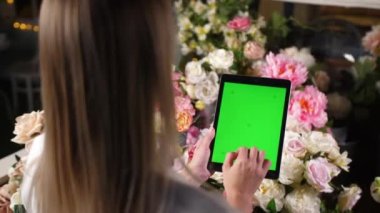 Yeşil ekran ipad tablet bilgisayar yüzeyinde maket yapıyor. Choma tuşuna dokun..
