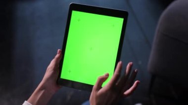 IPad tablet bilgisayarının krom anahtar yeşil ekranı. Kadınsı dokunuşlar, dokunuşlar, dokunuşlar.