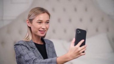 Online video konferansında internet uygulaması üzerinden neşeli bayan konuşmaları.