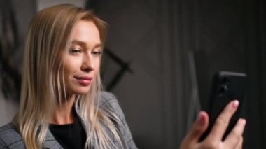 Şirin bir kadın fotoğraf çekiyor, akşam saatlerinde evinde kendini videoya çekiyor..