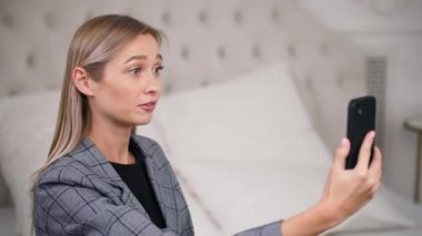 Stresli kadının yoğun bir iş görüşmesi var..