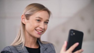 Online video konferansında internet uygulaması üzerinden neşeli bayan konuşmaları.