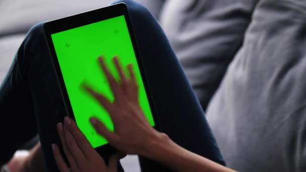 Ipadタブレットコンピュータのクロマキー緑の画面。女性のタッチ、タップ、スワイプ. — ストック動画