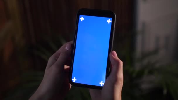 Tocando, ampliando, tocando e deslizando na tela azul do smartphone da chave chroma. — Vídeo de Stock