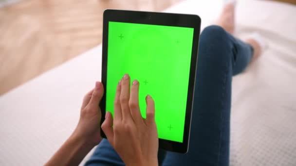 Kadın dokunur, siler ve yeşil ekranları yakınlaştırır. Tablet choma anahtarı ve maket. — Stok video