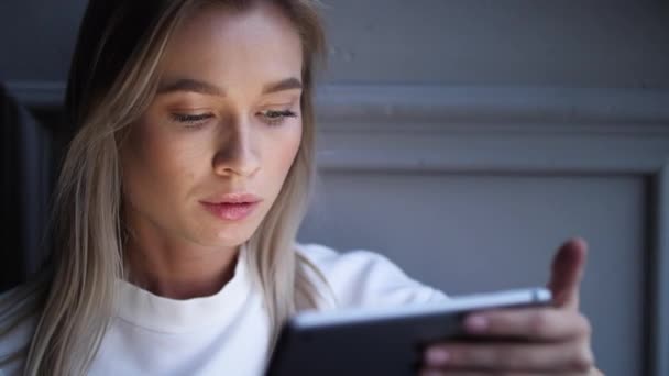 Pensive looking lady portraits. Person holds tablet computer, touches screen. — Stock Video