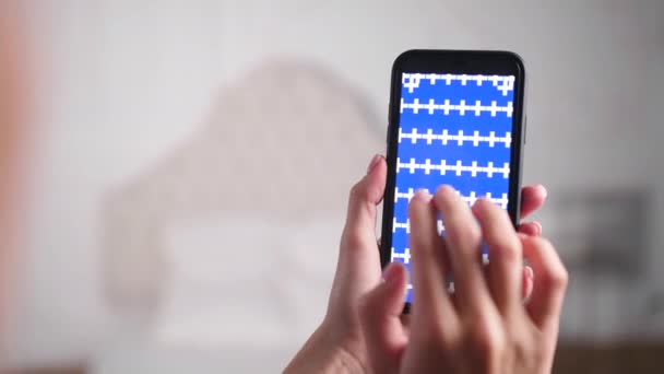 Женщина увеличивает и уменьшает синий хромакей экрана с пальцами на поверхности. — стоковое видео