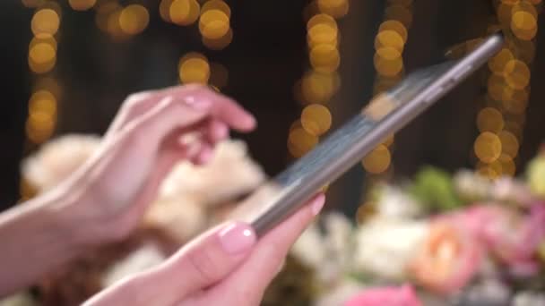Close-up filmen van glijdende, vegende vrouwelijke vinger op het scherm van de tabletcomputer — Stockvideo